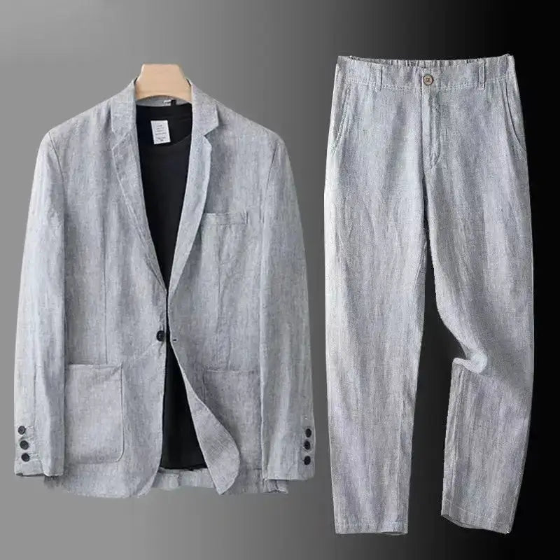 Blazer ve uyumlu pantolondan oluşan açık gri keten takım.