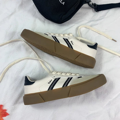 HIGUAIN® Yeni Unisex Ayakkabılar: Beyaz sneakers, siyah şeritler ve kahverengi tabanlar