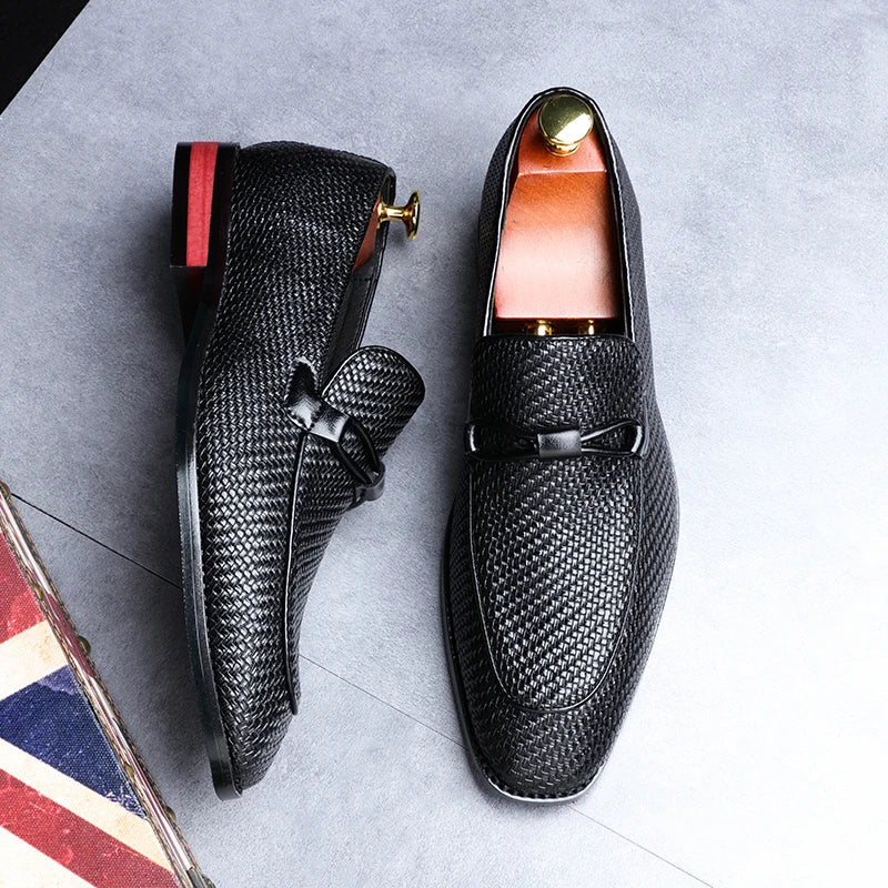 Siyah dokulu deri loafer, Lusso Oxford Loafer’ın şık tasarımını yansıtıyor