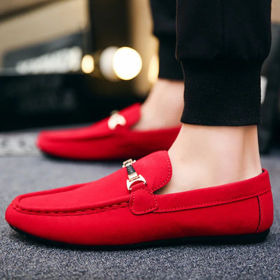 Parlak kırmızı süet erkek slip-on loafer, JASPER® markasıyla metal detaylı