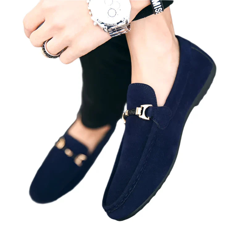 Navy mavi süet loafer, gümüş tokalı detay ile Jasper erkek slip-on modelidir