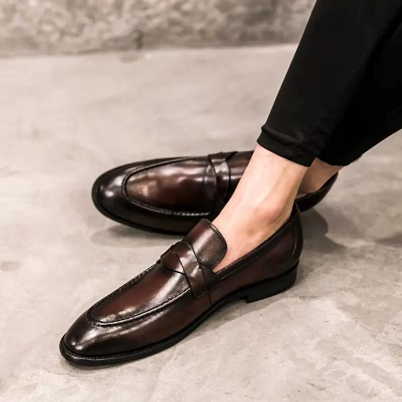 Polished dark brown leather erkek casual loafer with classic slip-on design