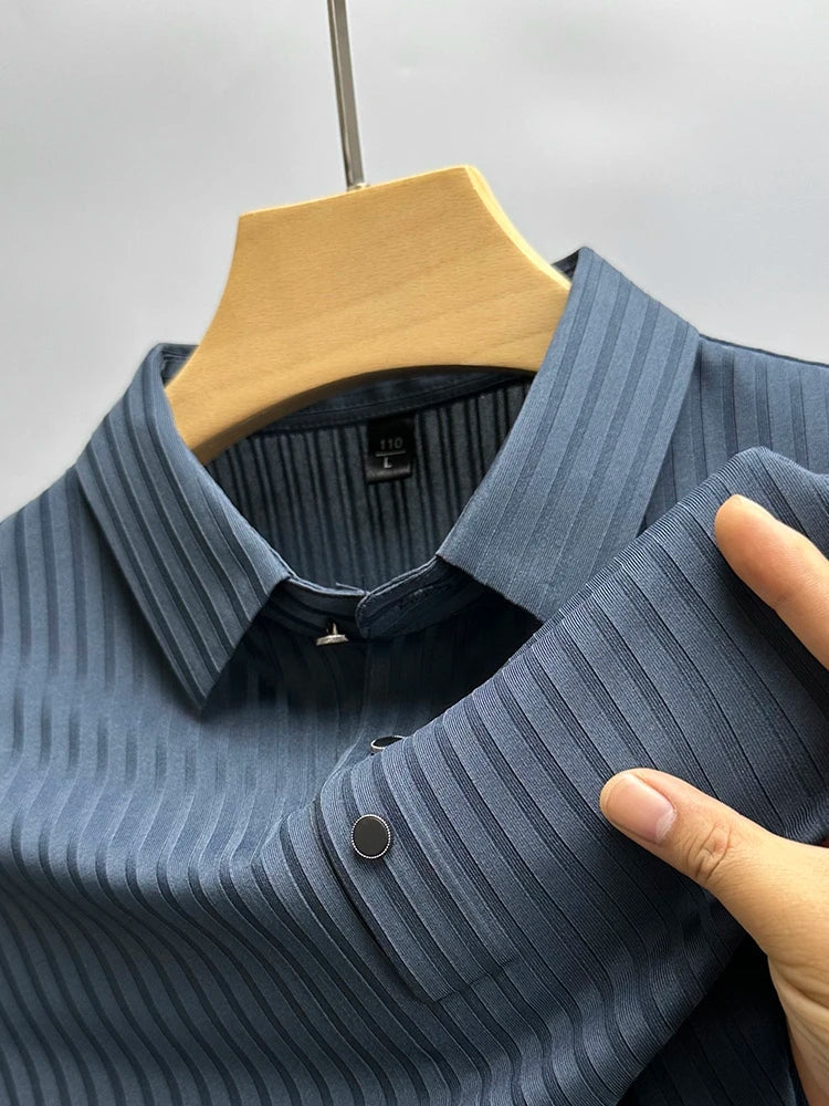 Navy mavi ribbed polo yaka tişört, hafif buz İpeği ile ahşap askıda sergileniyor