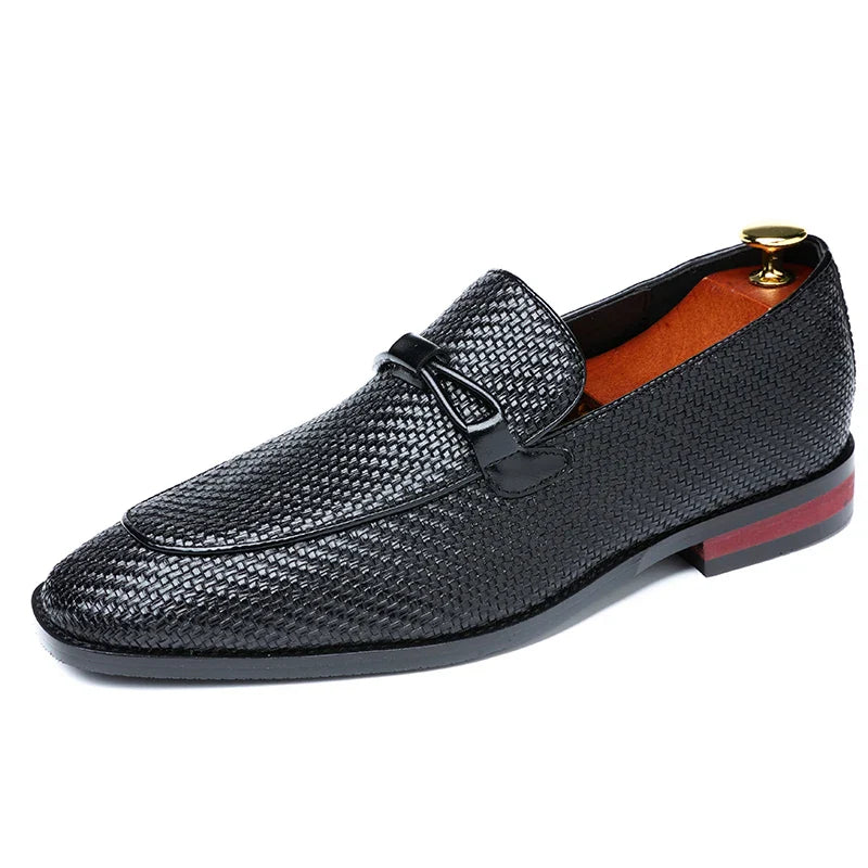 Siyah dokulu deri loafer, Lusso Oxford Loafer’ın kırmızı detaylı tabanı ile