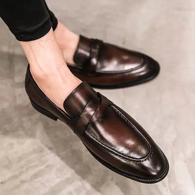 Kahverengi deri erkek casual loafer, parlak finişi ile şıklık sunuyor