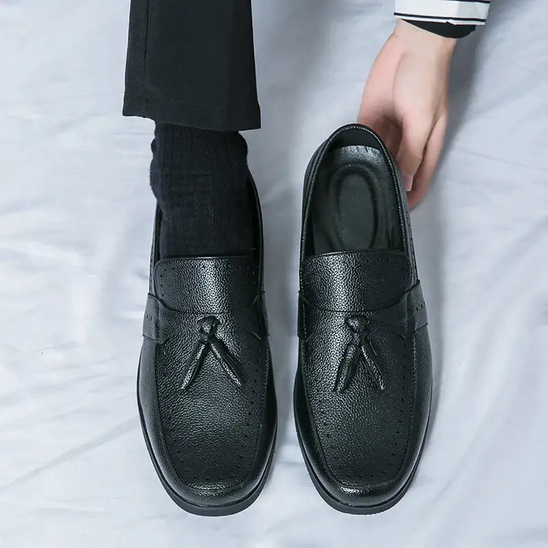 Albizzano siyah deri loafer, dekoratif püsküller ile günlük unisex şıklığı sunar