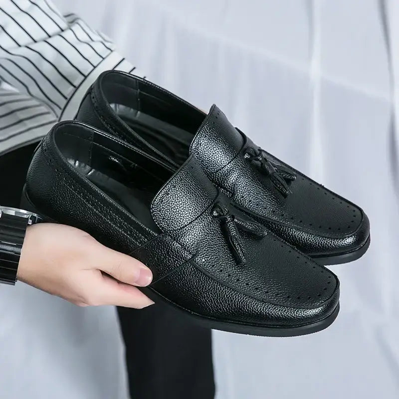 Albizzano siyah deri ponpon loafers, corlen günlük unisex şıklığını sunar