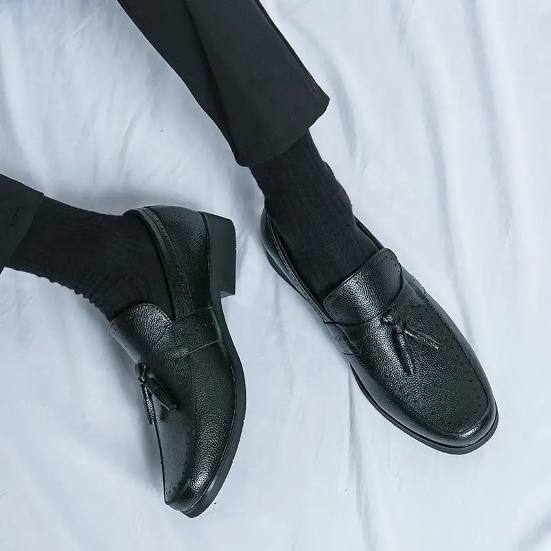 Albizzano siyah deri püskül loafers ve koyu çoraplar, günlük unisex şıklığı