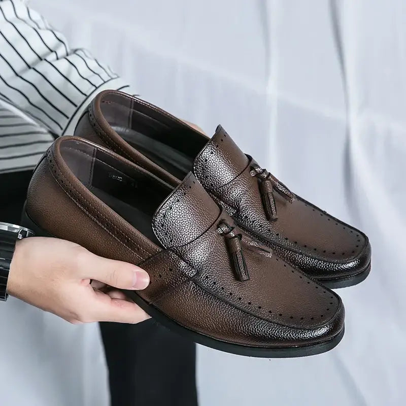 Albizzano kahverengi deri loaferlar, dekoratif püsküllerle günlük unisex şıklığı sunar