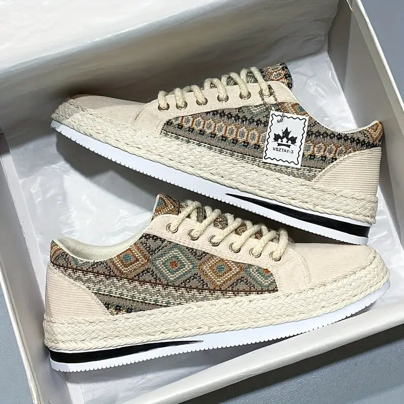 Alverton krem rengi erkek sneaker, geometrik desenli kumaş paneller ile tasarlandı