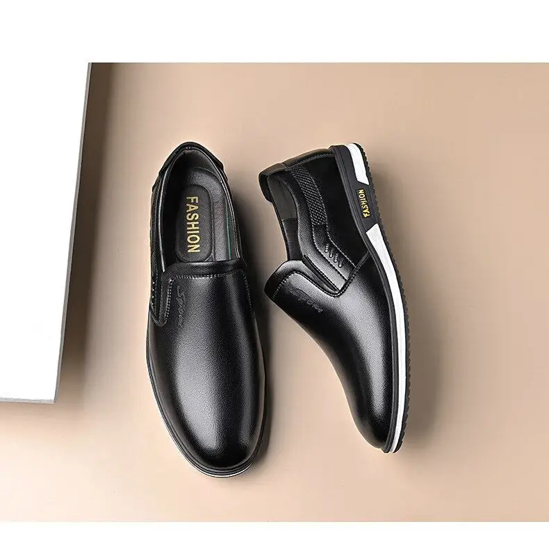 Amaretto siyah deri slip-on günlük ayakkabı, beyaz detaylarla şık tasarım