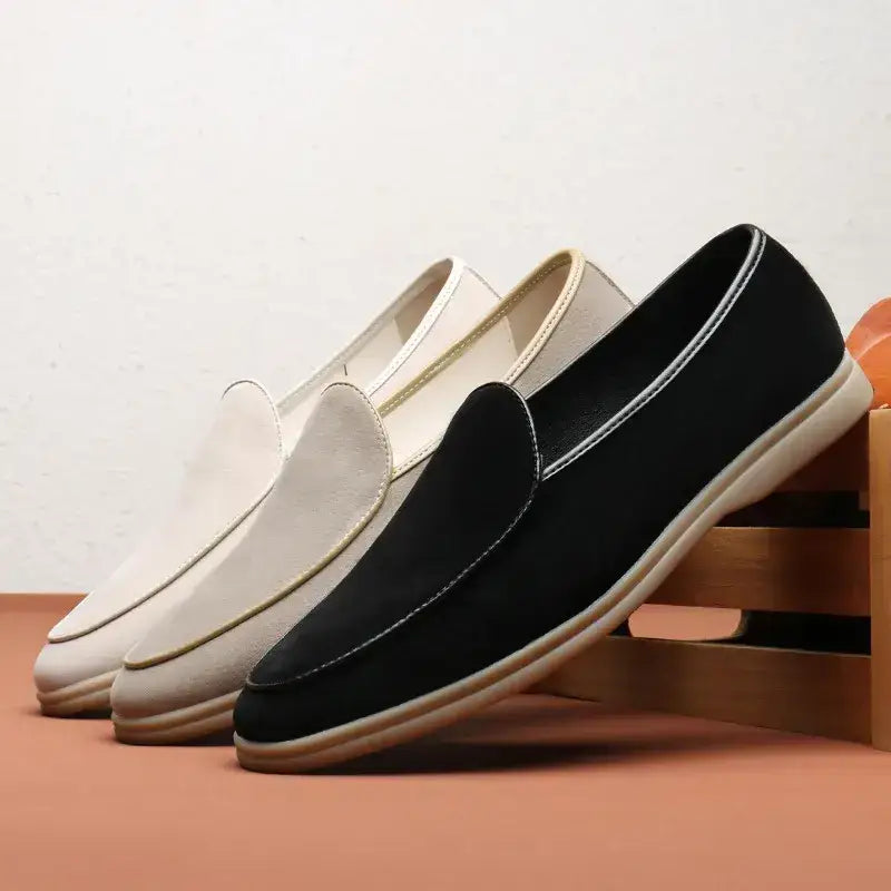 Siyah ve beyaz renklerde günlük kullanıma uygun slip-on loafer’lar.