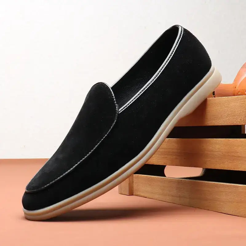 Beyaz şerit ve tabanlı siyah slip-on loafer.