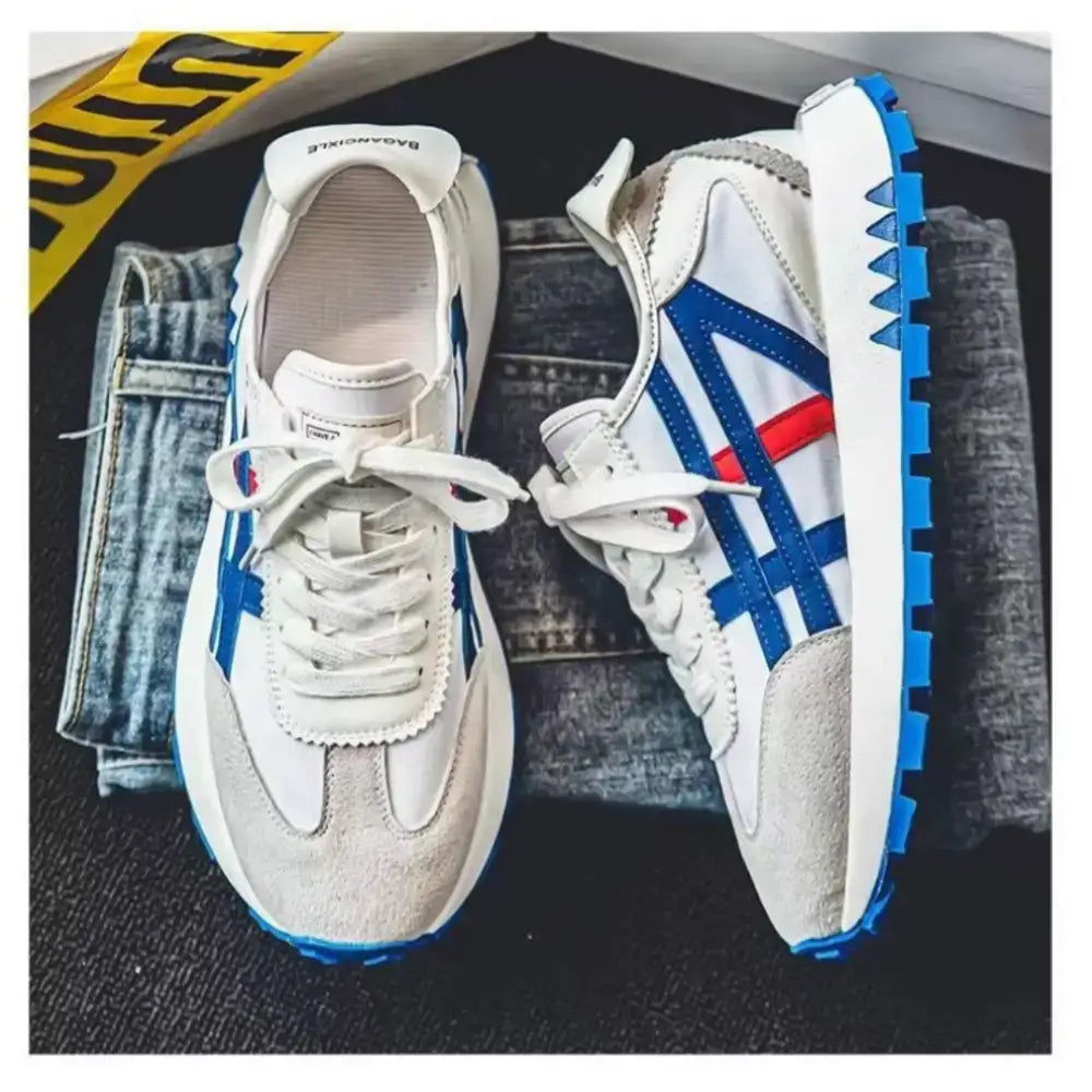 Retro Onitsuka Tiger tarzında mavi ve kırmızı çizgili beyaz spor ayakkabı.