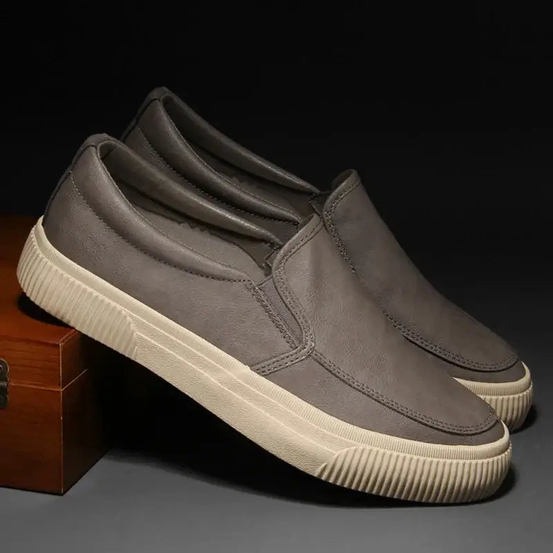 Gray leather slip-on sneakers with white rubber soles, zarif tasarımı günlük unisex