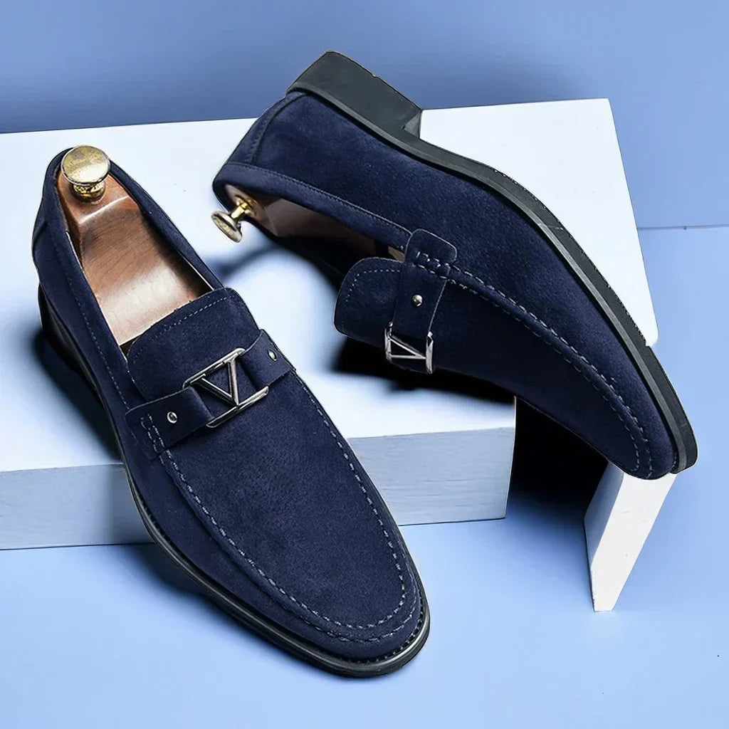 Eleganza Reale navy mavi süet mokasenler, gümüş tokalı detaylar ile şıklık sunuyor