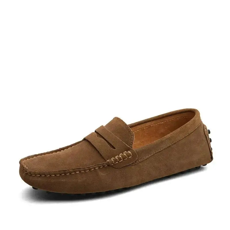 Mokasen dikişli kahverengi süet penny loafer.