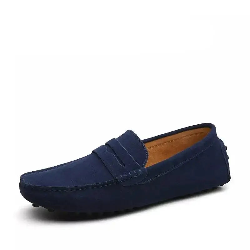 Mokasen tarzı yapıya sahip lacivert süet penny loafer.