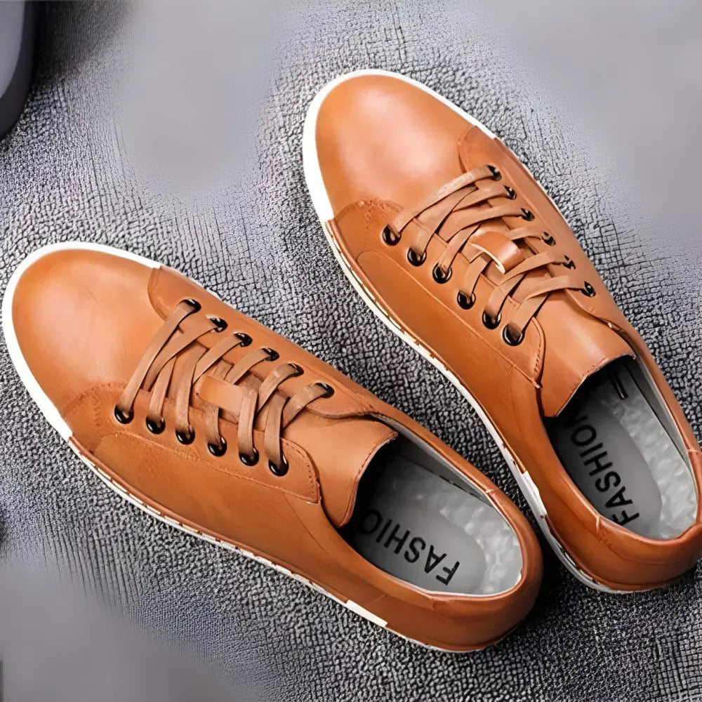 Fendrald tan deri sneakers, beyaz taban ve kahverengi bağcıklarla unisex günlük ayakkabı