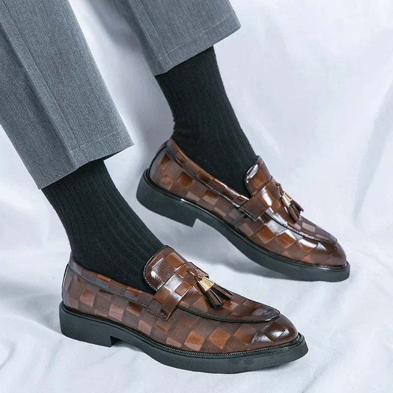 Halewood kahverengi kareli patent deri loafer, tassels ve siyah çoraplarla