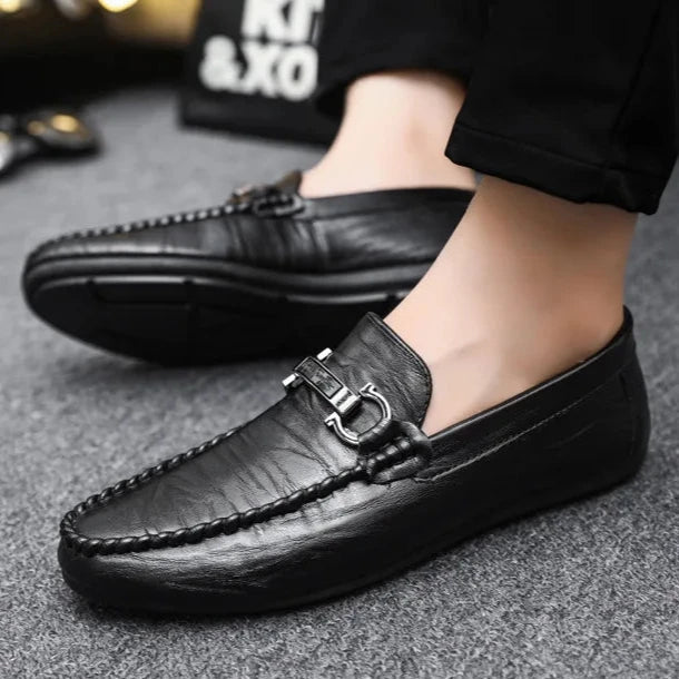 Özel işçilikle tasarlanmış Henley siyah moka loafer, metal tokasıyla şık