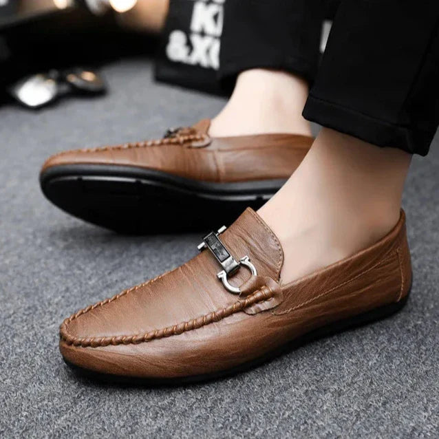 Henley moka loafer, özel işçilikle tasarlanmış metal tokalı kahverengi deri