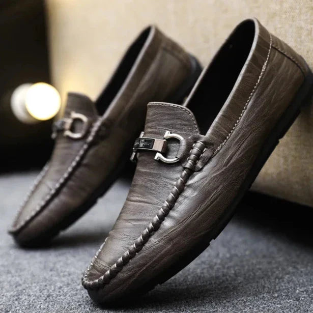 Özel işçilikle üretilmiş Henley moka loafer, dekoratif metal tokalarla şık bir tasarım