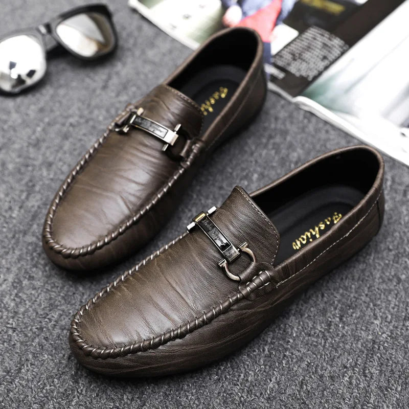 Baş döndürücü özel işçilikle tasarlanmış Brown leather moka loafer with metal buckle