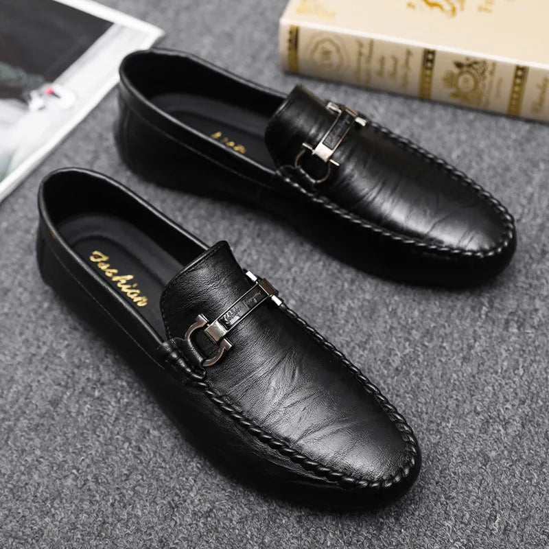 Özel işçilikle yapılmış Henley siyah deri moka loafers, metal toka detayı ile