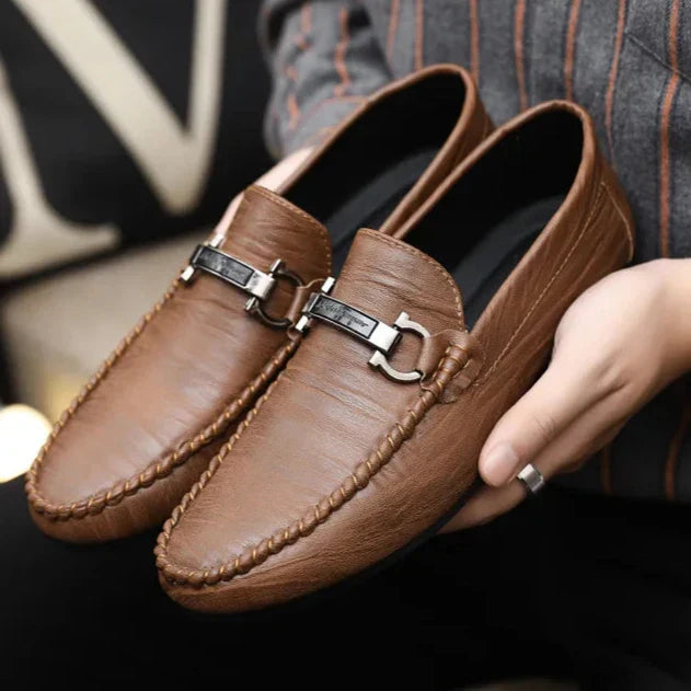 Özel işçilikle tasarlanmış Henley moka loafer, gümüş tokalı kahverengi deri