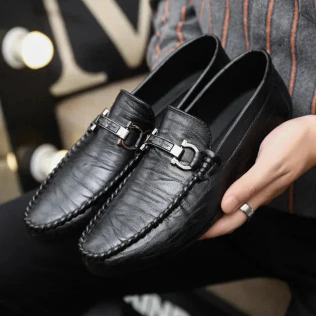 Özel işçilikle tasarlanmış baş döndürücü siyah moka loafer, metal toka detaylı