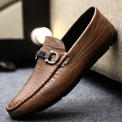 Özel işçilikle tasarlanmış Henley mokka loafer, gümüş toka detayıyla şık