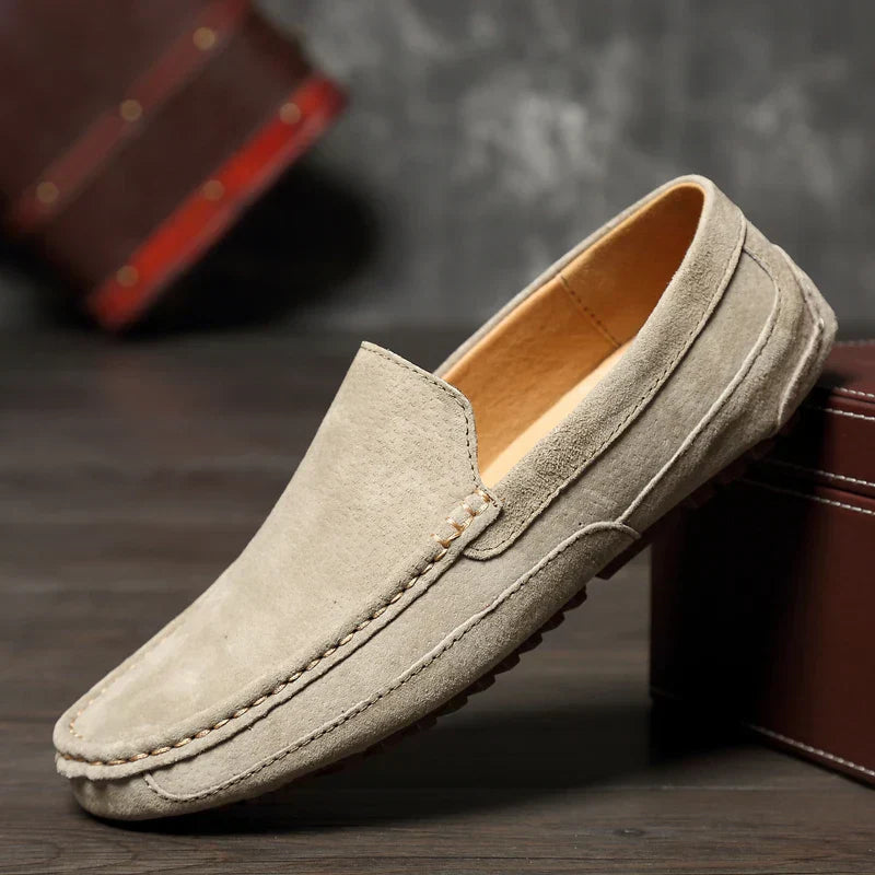 Hollingbury bej süet loafer, moccasin dikişi ile şıklığı tamamlar