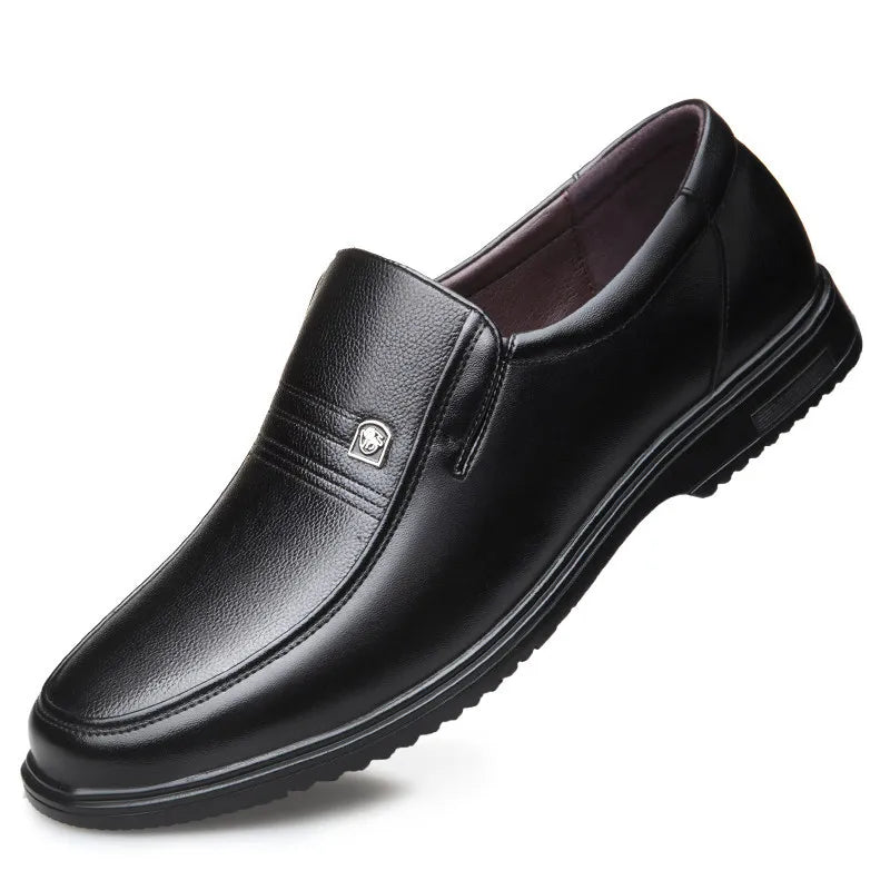 Intramontabile loafer, şık detaylı siyah deri slip-on ayakkabı