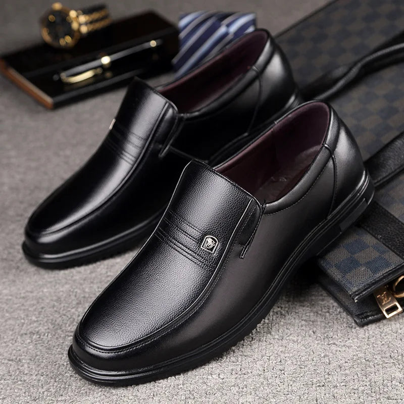 Intramontabile loafer, siyah deri slip-on ayakkabı, metal aksan ile şıklık sunar