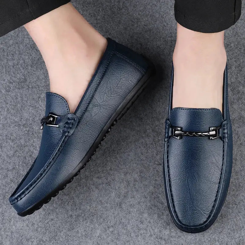 Navy mavi deri Lamberti loafer, metal detaylarıyla modern tasarımı ve naro erkek stiliyle