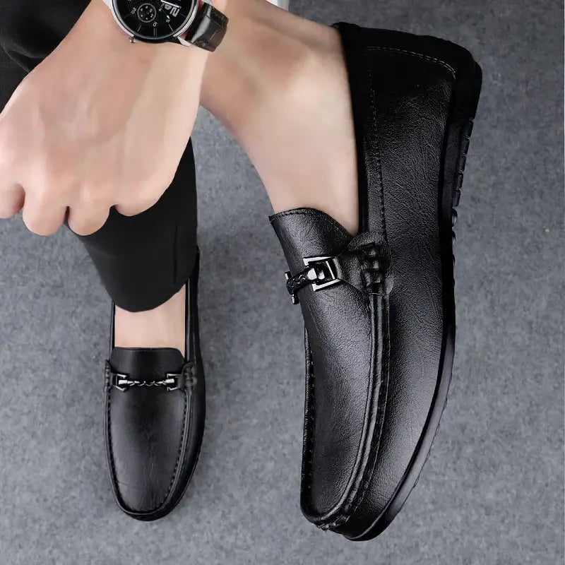 Modern tasarımıyla Lamberti Naro erkek loafer, metal tokalı siyah deri ayakkabı