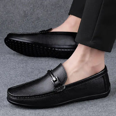 Lamberti siyah deri loafer, metal tokalı modern tasarımıyla şık bir erkek loafer