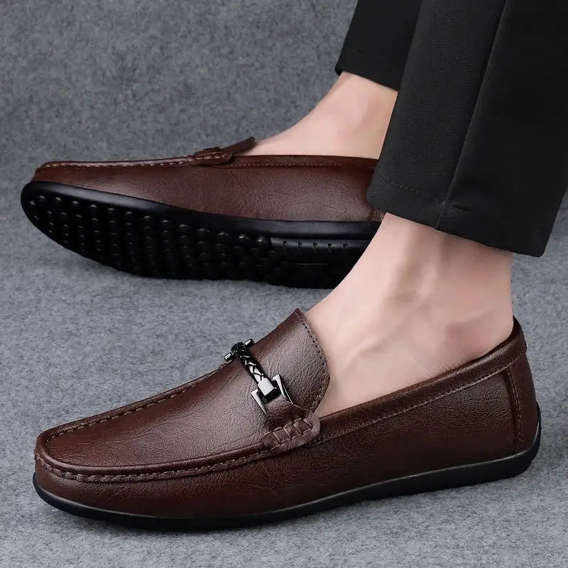 Lamberti Naro erkek loafer, metal tokalı modern tasarımı ve kauçuk tabanıyla