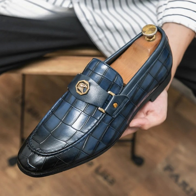 Navy mavi deri Bigliazzi Deri penny loafer, krokodil deseni ve altın donanım ile