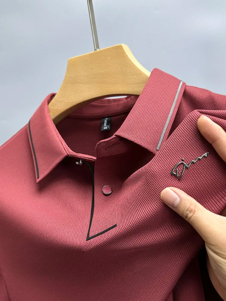 Burgundy Oakridge polo shirt, zarif kalmasını sağlar, tekstürlü kumaş ve yaka ile