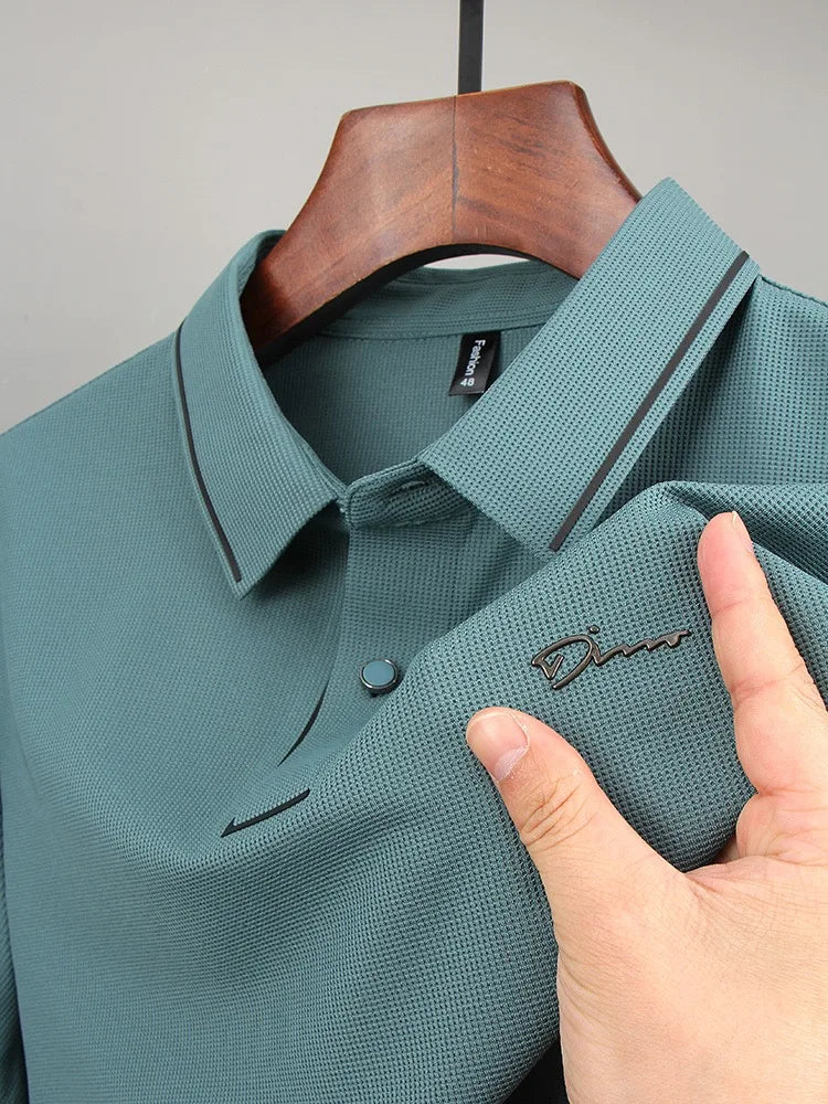 Teal polo shirt from Oakridge on wooden hanger, zarif kalmasını sağlar