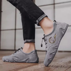 Gri süet günlük erkek sneakers, Quinmarch modeli, dalgalı tasarım detaylarıyla