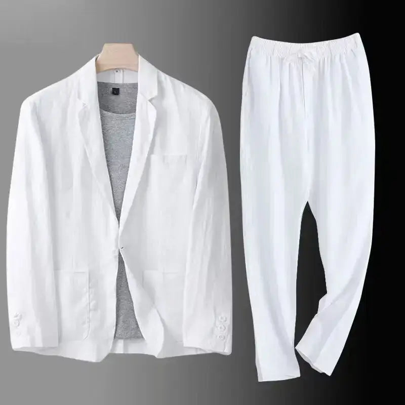 Blazer ve pantolonun üzerine gri atlet giyilen beyaz keten takım.